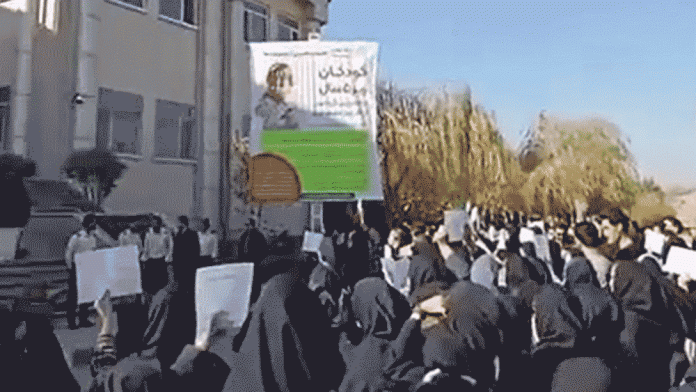 iran-protesta-ekonomike-vdekje-studenti-2025 Protestat e fuqishme në Iran shpërthejnë për vështirësitë ekonomike dhe vdekjen tragjike të studentit Ahmed Baledi.