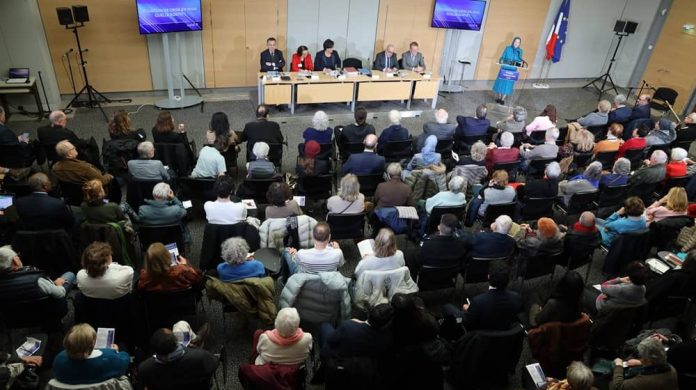 konference-asambleja-franceze-krize-iran-maryam-rajavi-opsioni-trete Më 15 dhjetor 2025, Asambleja Franceze organizoi konferencë të madhe për krizën në Iran, me fjalim kryesor të Maryam Rajavit që promovoi “Opsionin e Tretë”
