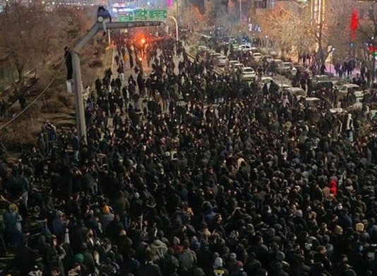 Në ditën e 25-të të kryengritjes kombëtare në Iran (janar 2026), PMOI publikon emrat e 103 martirëve të tjerë (përfshirë 12 gra), totali arrin 321.