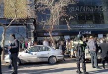 Dita e Katërt e Kryengritjes në Iran: Nga Protesta Ekonomike në Revolte Politike Dita e katërt e kryengritjes në Iran shënon kalimin nga protesta ekonomike në revoltë politike, me greva të bazareve, përplasje në Fasa dhe reagime të ashpra të regjimit