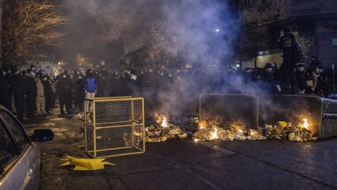 irani-protesta-janar-2026-dhuna-regjimit Protestat e Janarit 2026 në Iran shënohen nga dhunë ekstreme, viktima mes grave dhe të miturve, dhe rritje të presionit ndërkombëtar ndaj regjimit iranian.