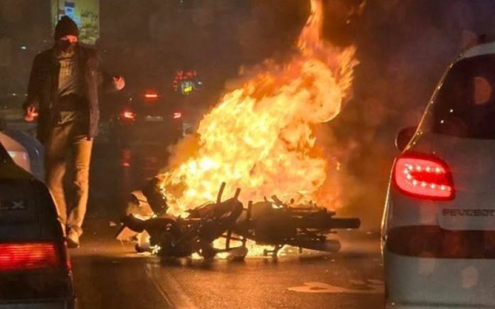 kryengritja-iran-2026-rregulla-te-reja-jo-sundimtare-te-vjeter-monarki-teokraci Shoqëria iraniane në kryengritjen e 2026-s refuzon si monarkinë ashtu edhe teokracinë pas 120 vitesh autoritarizëm. Nga Revolucioni Kushtetues te Mossadegh dhe 1979