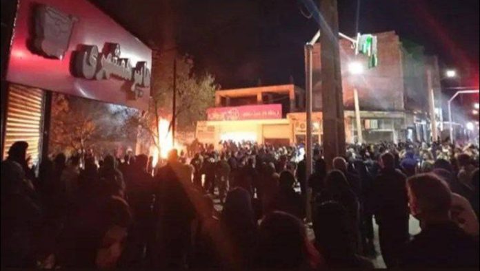 kryengritja-iran-dita-17-regjimi-vrasje-masive-shantazh-mbeshtetje-globale Dita 17 e kryengritjes në Iran: regjimi kalon në vrasje masive dhe shantazh për trupat e të vdekurve, ndërsa mbështetja globale rritet. Mijëra të vrarë, blackout interneti