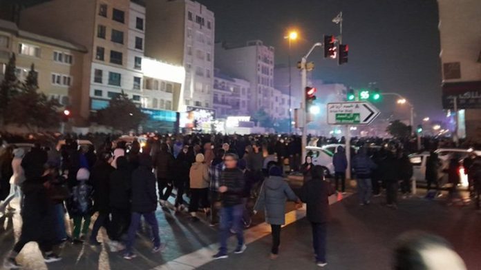 kryengritja-iran-dita-24-janar-2026-regjimi-ne-panik Kryengritja në Iran në ditën e 24-të (janar 2026): regjimi në panik me "kushte lufte", bllokim interneti mbi 280 orë, përleshje të ashpra