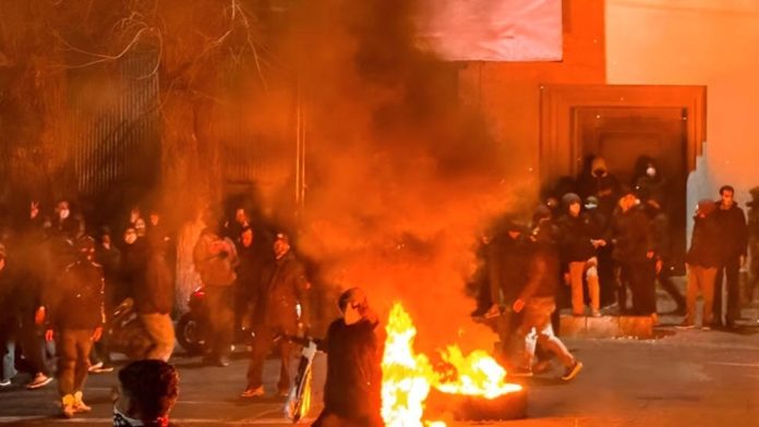 kryengritja-iran-faze-vendimtare-okb-denon-shfarosjen Protestat në mbi 400 qytete, mijëra viktima dhe pranim i “luftës civile” nga zyrtarët e regjimit. OKB dënon dhunën dhe shfarosjen në Iran.