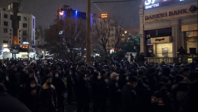 kryengritje-iran-dita-14-190-qytete-beteja-goditje-ikje-2026 Dita e 14-të e kryengritjes në Iran: zgjerohet në 190 qytete, beteja goditje-dhe-ikje, sulme me zjarr në Izeh, Mashhad, Shiraz.