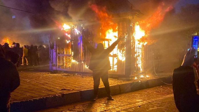 kryengritje-iran-dita-18-3000-desmore-ekzekutime-masive-2026 Kryengritja në Iran në ditën e 18-të: mbi 3,000 dëshmorë, krime lufte, kërcënim me ekzekutime masive dhe bllokadë totale interneti. Maryam Rajavi: