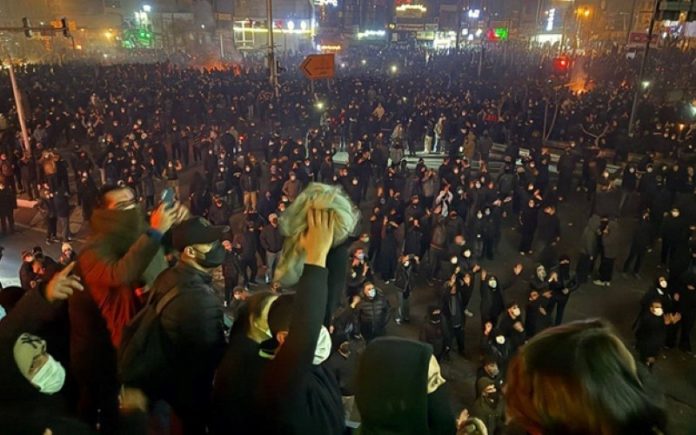 lufta-e-gjate-e-iranit-per-liri-kryengritja-2026 Zbuloni pse kryengritja aktuale në Iran nuk është aksidentale: një shekull rezistence kundër monarkisë dhe teokracisë. “As Shah, as Mullah”