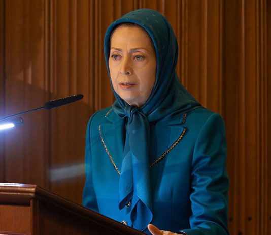 Maryam Rajavi: Vetëm Rezistenca Kombëtare do ta Rrëzojë Regjimin e Iranit, Jo Ndërhyrja e Huaj Në intervistë ekskluzive për Breitbart, Maryam Rajavi thotë se regjimi klerikal i Iranit nuk bie nga presioni i jashtëm apo ushtria e huaj, por vetëm nga rezistenca e organizuar kombëtare që çmonton IRGC-në.