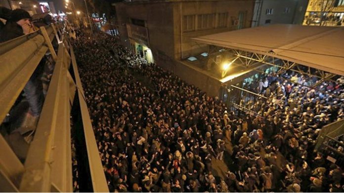 ngrritja-iran-dita-20-bllokade-interneti-tanket-2026 Dita e 20-të e ngritjes në Iran: Protestat vazhdojnë kundër regjimit pavarësisht 180+ orëve bllokade interneti, ligjit ushtarak dhe tankeve në rrugë.