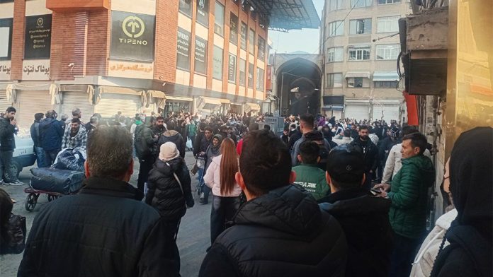 protestat-iran-dita-10-abdanan-teheran-bazar-2026 Më 6 janar 2026, dita e 10-të e kryengritjes në Iran: Përplasje të ashpra në Bazarin e Teheranit, greva tregtarësh dhe tërheqje e forcave shtypëse nga Abdanan.