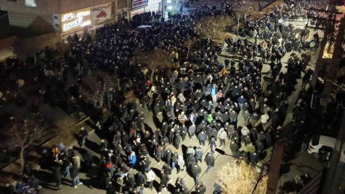 pse-protestat-iran-jane-te-ndryshme-kete-here-2026 Pse protestat aktuale në Iran janë më radikale dhe të organizuara se kurrë? Një editorial që shpjegon pjekurinë politike të shoqërisë, rolin e Rezistencës dhe mashtrimin e regjimit me narrativën monarkiste