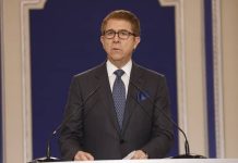 Ambasadori Bloomfield Parashikon Shembjen e Afërt të Regjimit në Iran, E Shpërfill Reza Pahlavin si Jo Serioz Ambasadori i mëparshëm amerikan Lincoln Bloomfield parashikon fundin e regjimit të Khameneit në Iran mes protestave masive 2025-2026. Ai kritikon ashpër Reza Pahlavin si mungesë serioziteti dhe mbështet rezistencën e organizuar NCRI/MEK për një tranzicion demokratik.