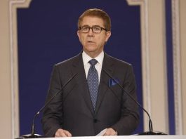 Ambasadori i mëparshëm amerikan Lincoln Bloomfield parashikon fundin e regjimit të Khameneit në Iran mes protestave masive 2025-2026. Ai kritikon ashpër Reza Pahlavin si mungesë serioziteti dhe mbështet rezistencën e organizuar NCRI/MEK për një tranzicion demokratik.