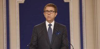 Ambasadori i mëparshëm amerikan Lincoln Bloomfield parashikon fundin e regjimit të Khameneit në Iran mes protestave masive 2025-2026. Ai kritikon ashpër Reza Pahlavin si mungesë serioziteti dhe mbështet rezistencën e organizuar NCRI/MEK për një tranzicion demokratik.