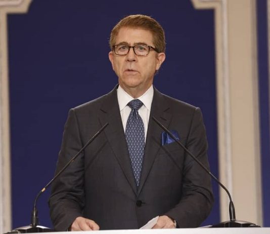 Ambasadori i mëparshëm amerikan Lincoln Bloomfield parashikon fundin e regjimit të Khameneit në Iran mes protestave masive 2025-2026. Ai kritikon ashpër Reza Pahlavin si mungesë serioziteti dhe mbështet rezistencën e organizuar NCRI/MEK për një tranzicion demokratik.