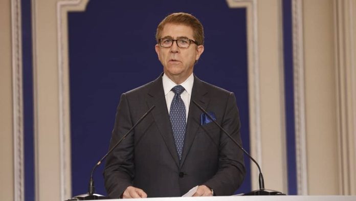 Ambasadori i mëparshëm amerikan Lincoln Bloomfield parashikon fundin e regjimit të Khameneit në Iran mes protestave masive 2025-2026. Ai kritikon ashpër Reza Pahlavin si mungesë serioziteti dhe mbështet rezistencën e organizuar NCRI/MEK për një tranzicion demokratik.