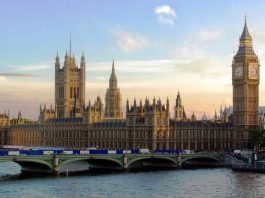Deputetë britanikë nga parti të ndryshme kanë firmosur mocionin EDM 2566 për të mbështetur popullin e Iranit në luftën për liri, të drejta njeriut dhe një republikë demokratike, duke dënuar dhunën e regjimit dhe IRGC-së. Mësoni detajet e zhvillimeve në Parlamentin e Mbretërisë së Bashkuar.