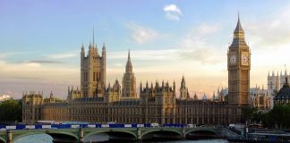 Deputetë britanikë nga parti të ndryshme kanë firmosur mocionin EDM 2566 për të mbështetur popullin e Iranit në luftën për liri, të drejta njeriut dhe një republikë demokratike, duke dënuar dhunën e regjimit dhe IRGC-së. Mësoni detajet e zhvillimeve në Parlamentin e Mbretërisë së Bashkuar.