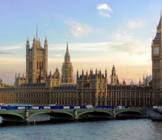 Deputetë britanikë nga parti të ndryshme kanë firmosur mocionin EDM 2566 për të mbështetur popullin e Iranit në luftën për liri, të drejta njeriut dhe një republikë demokratike, duke dënuar dhunën e regjimit dhe IRGC-së. Mësoni detajet e zhvillimeve në Parlamentin e Mbretërisë së Bashkuar.
