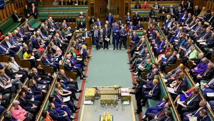 deputetet-britanike-proskrimi-irgc-debati-commons-shtypja-iran-2026 Deputetë britanikë nga të gjitha partitë kërkuan veprim urgjent për të shpallur IRGC-në organizatë terroriste gjatë debatit në Commons më 3 shkurt 2026, mes raporteve për vrasje masive, arrestime dhe errësirë interneti në Iran. Qeveria premton ligj por pa afat të shpejtë.