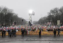 Dhjetëra mijëra njerëz protestojnë në Berlin kundër monarkisë dhe teokracisë