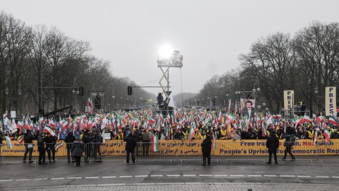 dhjetera-mijera-protestojne-ne-berlin-kunder-monarkise-dhe-teokracise