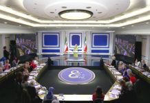 Konferenca Ndërkombëtare Thekson Udhëheqjen e Grave si Çelës për një Iran të Lirë dhe Demokratik Konferenca ndërkombëtare në Paris më 21 shkurt 2026 thekson rolin vendimtar të udhëheqjes së grave për një Iran demokratik. Znj. Maryam Rajavi, Presidentja e zgjedhur e Këshillit Kombëtar të Rezistencës së Iranit (NCRI), prezantoi planin dhjetëpikësh për republikë sekulare, pa hijab të detyrueshëm dhe pa monarki apo regjimin klerikal.