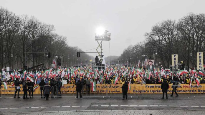 mitingu-berlinit-refuzon-monarkine-teokrachine Një miting masiv në Berlin në përvjetorin e revolucionit iranian të 1979 refuzon ashpër si monarkinë ashtu edhe teokracinë, duke shprehur mbështetje për protestat e vazhdueshme brenda Iranit dhe duke promovuar një tranzicion demokratik me mbi 100,000 pjesëmarrës.