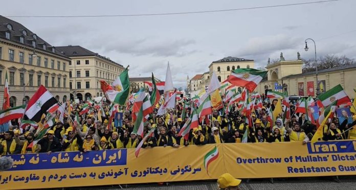 munih-rally-jehon-ngrihjen-e-iranit-jo-shah-jo-mullahe Rally masiv në Mynih më 13 shkurt 2026 jehon thirrjet e ngrihjes në Iran: “Jo Shah, Jo Mullahë”. Fjalimet e Maryam Rajavi, John Bercow dhe Struan Stevenson kërkojnë republikë demokratike, pa monarki apo teokraci. Mbështetje për popullin iranian kundër diktaturës.