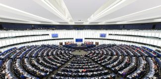 Parlamenti Evropian miraton rezolutën me 524 vota pro kundër shtypjes në Iran: dënon vrasjet, torturat dhe IRGC-në, kërkon lirimin e të paraburgosurve dhe sanksione të zgjeruara. Detaje mbi debatet dhe thirrjet për veprime të BE-së në shkurt 2026.
