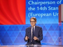 Senatori Giulio Terzi kritikon pretendimet e Reza Pahlavit për udhëheqje në tranzicionin e Iranit, duke denoncuar lidhjet me IRGC-në, mbështetjen e rreme në rrjete sociale dhe narrativën nostalgjike. Analizë e fortë nga samiti i Lirisë së Iranit 2025.