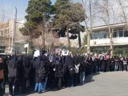 Studentët në universitete si Teherani, Al-Zahra dhe Sharif marshojnë për të tretën ditë kundër regjimit klerikal. Parullat “Vdekje Khameneit” dhe refuzimi i çdo diktature – as Shahut, as mullahëve – tregojnë revoltë masive për republikë demokratike.