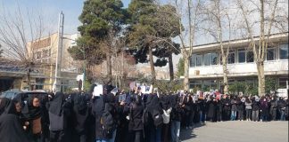 Studentët në universitete si Teherani, Al-Zahra dhe Sharif marshojnë për të tretën ditë kundër regjimit klerikal. Parullat “Vdekje Khameneit” dhe refuzimi i çdo diktature – as Shahut, as mullahëve – tregojnë revoltë masive për republikë demokratike.