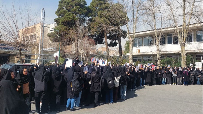 Studentët në universitete si Teherani, Al-Zahra dhe Sharif marshojnë për të tretën ditë kundër regjimit klerikal. Parullat “Vdekje Khameneit” dhe refuzimi i çdo diktature – as Shahut, as mullahëve – tregojnë revoltë masive për republikë demokratike.