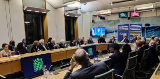 Deputetët britanikë dhe ekspertët ligjorë mbështesin qeverinë e përkohshme të NCRI-së dhe Planin me 10 Pika të Maryam Rajavi-t për një republikë demokratike në Iran. Refuzim i diktaturës klerikale dhe monarkike, roli i grave, zgjedhje të lira brenda 6 muajve – thirrje për mbështetje ndërkombëtare pas vdekjes së Ali Khameneit.