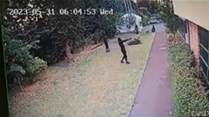 france-rrit-sigurine-per-rezistencen-iraniane-kercenime-terroriste-regjimi France forcon masat e sigurisë për Rezistencën Iraniane dhe NCRI-në pas kërcënimeve terroriste të regjimit iranian në Evropë. Raporti i France 2 zbulon sulme me Molotov dhe armë në zyra të lidhura me opozitën, duke nxitur thirrje për mbrojtje të disidentëve.