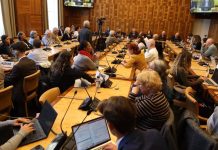 Konferenca në Gjenevë: NCRI Propozon Plan Demokratik për t’i Dhënë Fund Autokracisë Fetare Trashëgimore në Iran Më 12 mars 2026, në selinë e OKB-së në Gjenevë, avokatët e të drejtave të njeriut dhe përfaqësuesit e Rezistencës Iraniane dënuan trashëgiminë e pushtetit te Mojtaba Khamenei. Maryam Rajavi prezantoi Planin Dhjetëpikësh të NCRI-së si rrugën e vetme drejt republikës sekulare demokratike, duke refuzuar opozitën false monarkike.