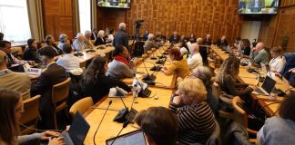 Më 12 mars 2026, në selinë e OKB-së në Gjenevë, avokatët e të drejtave të njeriut dhe përfaqësuesit e Rezistencës Iraniane dënuan trashëgiminë e pushtetit te Mojtaba Khamenei. Maryam Rajavi prezantoi Planin Dhjetëpikësh të NCRI-së si rrugën e vetme drejt republikës sekulare demokratike, duke refuzuar opozitën false monarkike.