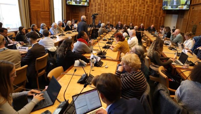 konferenca-gjeneve-denon-sundim-trashëgues-iran-rezistenca-ncri Më 12 mars 2026, në selinë e OKB-së në Gjenevë, avokatët e të drejtave të njeriut dhe përfaqësuesit e Rezistencës Iraniane dënuan trashëgiminë e pushtetit te Mojtaba Khamenei. Maryam Rajavi prezantoi Planin Dhjetëpikësh të NCRI-së si rrugën e vetme drejt republikës sekulare demokratike, duke refuzuar opozitën false monarkike.
