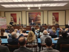 Mbledhje Dypartiak Kongresionale Njofton Mbështetje për Tranzicionin Demokratik Iranian dhe Qeverinë e Përkohshme Mbledhja Dypartiak në Kongresin amerikan më 26 mars 2026 mbështeti tranzicionin demokratik në Iran dhe qeverinë e përkohshme të Këshillit Kombëtar të Rezistencës së Iranit (NCRI). Ligjvënësit amerikanë përkrahën Planin me Dhjetë Pika të Maryam Rajavi për një Republikë laike, jo-bërthamore dhe demokratike.