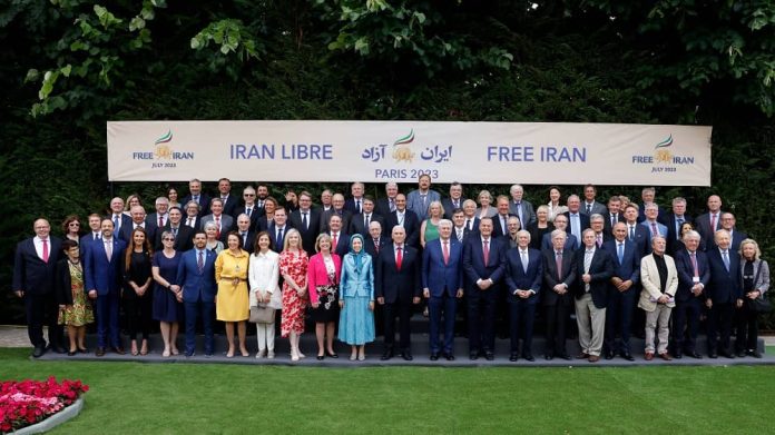 politikanet-nderkombetare-mbeshtesin-qeverine-e-perkohshme-kkri-maryam-rajavi Politikanë të shquar ndërkombëtarë, ish-zyrtarë dhe diaspora iraniane mbështesin shpalljen e qeverisë së përkohshme nga Këshilli Kombëtar i Rezistencës së Iranit (KKRI) më 28 shkurt 2026, nën udhëheqjen e Maryam Rajavi për një republikë demokratike, laike dhe jo-bërthamore në Iran.