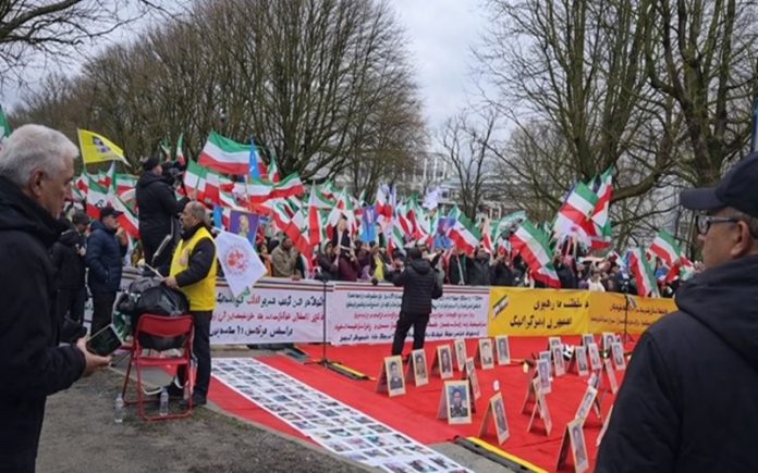 protestues-iraniane-hamburg-ndryshim-demokratik-mbeshtetje-nderkombetare Më 13 mars 2026, protestues iranianë dhe mbështetës në Hamburg të Gjermanisë kërkuan republikë demokratike, duke refuzuar regjimin klerikal dhe monarkinë. Politikanë gjermanë dhe evropianë shprehën solidaritet, duke mbështetur tranzicionin demokratik të propozuar nga Maryam Rajavi dhe NCRI.