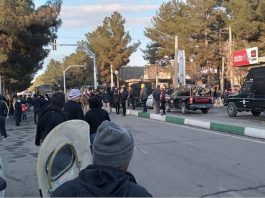 Regjimi iranian, i dobësuar rëndë nga sulmet ajrore SHBA-Izrael, vrasja e Udhëheqësit Suprem Ayatollah Ali Khamenei më 28 shkurt 2026 dhe humbjet e komandantëve të lartë, po shtyp çdo mosbindje të brendshme me kërcënime, posta kontrolli dhe forcë vdekjeprurëse. Teherani nën rrethim, frikë nga ngritje e re popullore.