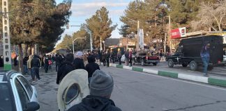 Regjimi iranian, i dobësuar rëndë nga sulmet ajrore SHBA-Izrael, vrasja e Udhëheqësit Suprem Ayatollah Ali Khamenei më 28 shkurt 2026 dhe humbjet e komandantëve të lartë, po shtyp çdo mosbindje të brendshme me kërcënime, posta kontrolli dhe forcë vdekjeprurëse. Teherani nën rrethim, frikë nga ngritje e re popullore.