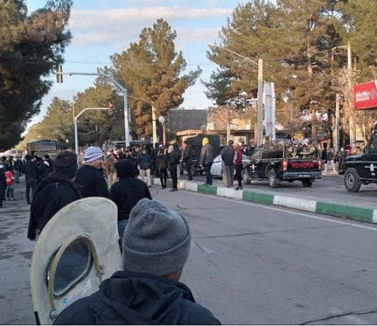 Regjimi iranian, i dobësuar rëndë nga sulmet ajrore SHBA-Izrael, vrasja e Udhëheqësit Suprem Ayatollah Ali Khamenei më 28 shkurt 2026 dhe humbjet e komandantëve të lartë, po shtyp çdo mosbindje të brendshme me kërcënime, posta kontrolli dhe forcë vdekjeprurëse. Teherani nën rrethim, frikë nga ngritje e re popullore.