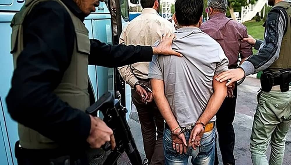 Irani ka intensifikuar represionin e brendshëm me konfiskime pasurish, arrestime masive, ekzekutime dhe kontroll të shtuar të internetit. Autoritetet synojnë disidentët, gazetarët dhe familjarët e opozitës në mërgim nën pretekstin e luftës kundër spiunazhit.