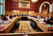 Parlamenti Britanik organizoi konferencën “Irani: Drejt Paqes dhe Lirisë” më 28 prill 2026. Pjesëmarrësit mbështetën NCRI-në dhe Planin me 10 Pika, hodhën poshtë monarkinë Pahlavi dhe kërkuan ndalimin e IRGC-së për të ndihmuar tranzicionin demokratik në Iran.