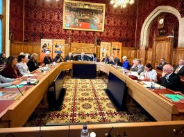 Parlamenti Britanik organizoi konferencën “Irani: Drejt Paqes dhe Lirisë” më 28 prill 2026. Pjesëmarrësit mbështetën NCRI-në dhe Planin me 10 Pika, hodhën poshtë monarkinë Pahlavi dhe kërkuan ndalimin e IRGC-së për të ndihmuar tranzicionin demokratik në Iran.