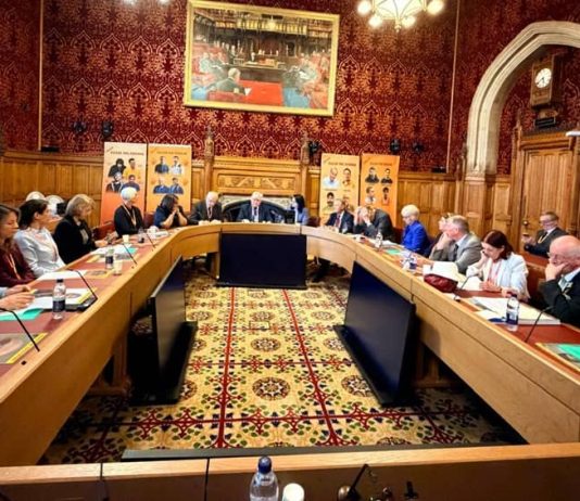 Parlamenti Britanik organizon konferencë të madhe: “Irani: Drejt Paqes dhe Lirisë” Parlamenti Britanik organizoi konferencën “Irani: Drejt Paqes dhe Lirisë” më 28 prill 2026. Pjesëmarrësit mbështetën NCRI-në dhe Planin me 10 Pika, hodhën poshtë monarkinë Pahlavi dhe kërkuan ndalimin e IRGC-së për të ndihmuar tranzicionin demokratik në Iran.